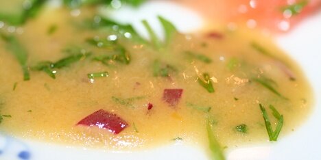 Her er den serveret til en salat med varmrøget laks.