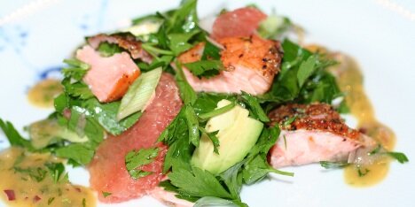 Her er salaten serveret med en god dressing.