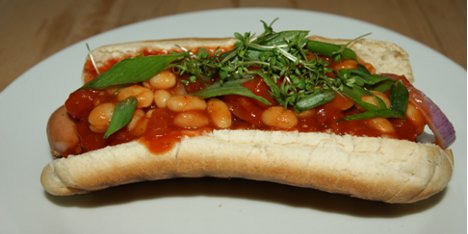 Chili dogs med baked beans.