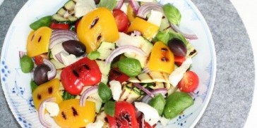 God salat med grillet peberfrugt og mozzarella.