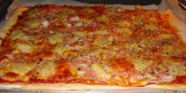 Lækker pizza med skinke og ananas