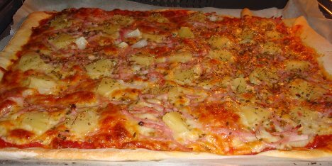 Lækker pizza med skinke og ananas