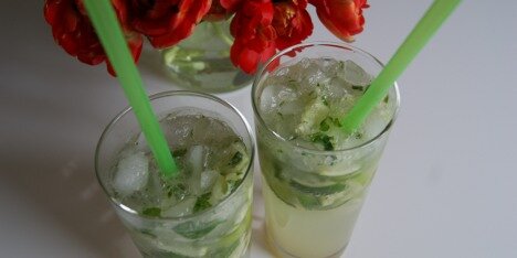 Server den grønne drink med matchende sugerør.