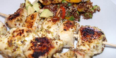 De møre kyllingestykker på spyd har trukket masser af smag fra marinaden.