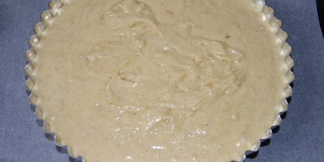 Kagen har smagsnoter af vanilje og marcipan. Her før den bages.