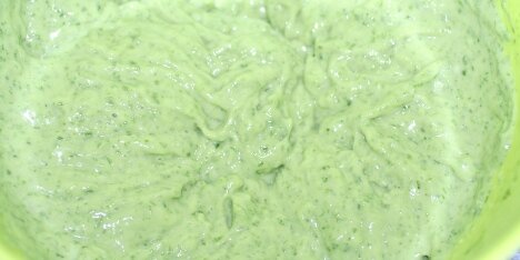 Ramsløg giver aiolien en flot, lysegrøn farve.