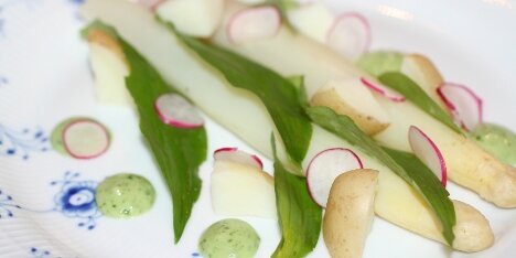 Pynt salaten med ramsløgolie eller server med ramsløgsmayo.