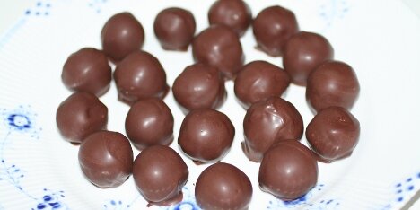Chokoladekuglerne er klar til at blive spist.