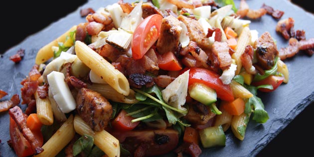 Uanset hvordan pastasalaten anrettes vil dens naturlige skønhed skinne igennem.