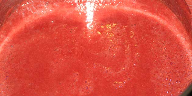 Suppen efter den er blevet blendet i gryden.