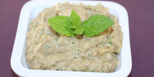 Her har jeg serveret baba ghanoush i en lille skål og pyntet med mynteblade.