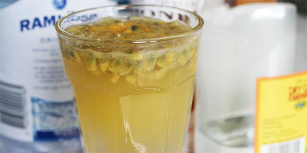 Drinkens gule farve er en opmuntrende velkomst til selskabet.