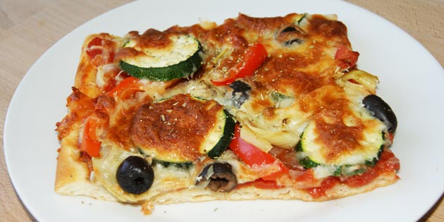 Pizzaen med mange sunde grøntsager.