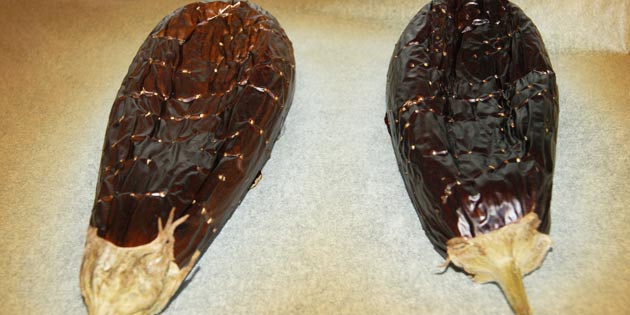 De færdigbagte auberginer.