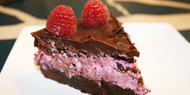 Lagene giver en chokoladekagens udtryk en delikat dynamik.