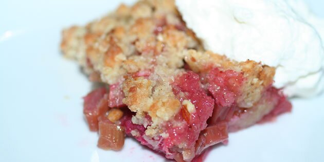 Rabarberen bibeholder sin smukke, lyserøde farve.