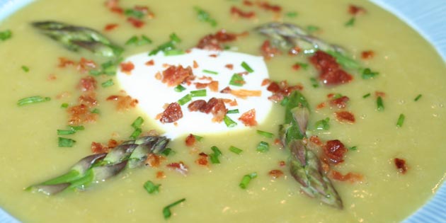 Aspargessuppen har en skøn sammensætning af smage og farver.
