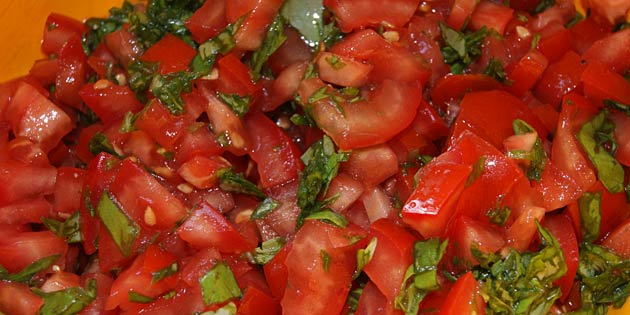 Tomaterne suppleres appetitligt med frisk basilikum.