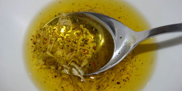 Olien trækker smag fra hvidløg, salt og peber.