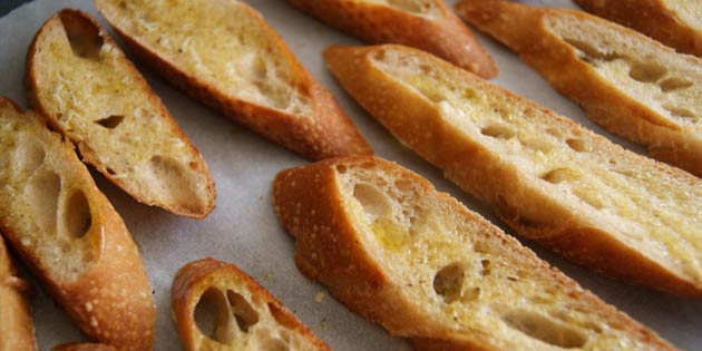 Brødene bliver med marinaden sprøde og gyldne.