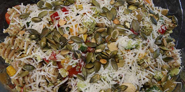 Pastasalaten er med pesto, parmesan og farverige grøntsager både dejlig og dekorativ.