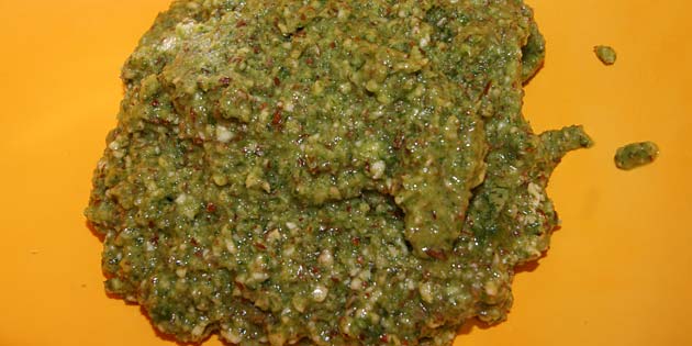 Klassisk, grøn basilikumpesto.