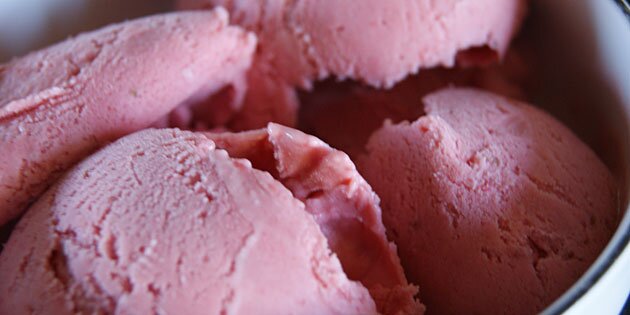 Lavet med jordbær og rabarber får isen naturligt en smuk, rosa kulør.