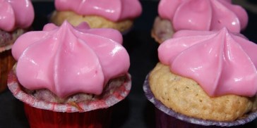 Dekorative er de, disse lyserøde cupcakes med skovbær.