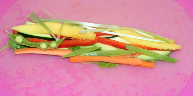 Fyld på et stykke rispapir inden det rulles.