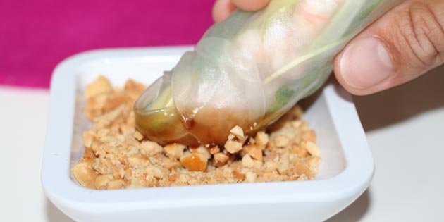 Skål med grofthakkede peanuts.