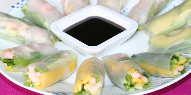 Rispapirrullerne anrettet på et fad.