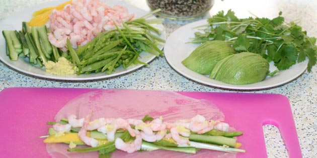 Rejer og andet fyld på et stykke rispapir inden det rulles.