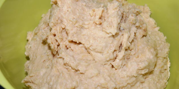 Den færdige hummus før den drysses med chili.