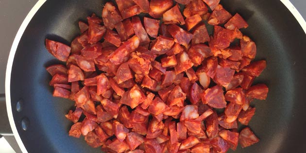 Chorizoen ristes på panden.