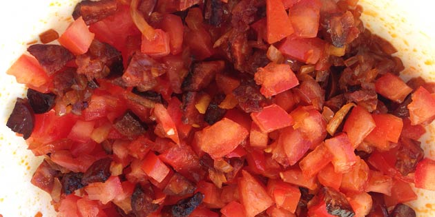 Fyldet blandes nemt af chorizo- og tomattern.