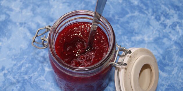 Opbevar den farvestrålende hindbærmarmelade på glas i køleskabet.
