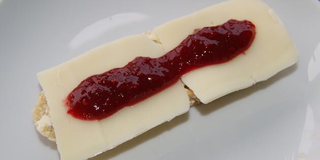 Nyd marmeladen på et stykke godt brød.
