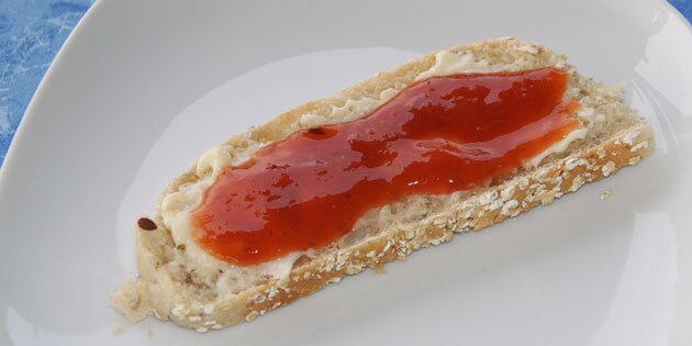 Marmeladen er især lækker på en skive godt, lyst brød.
