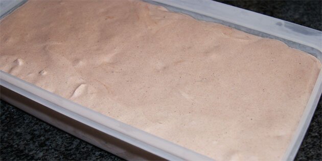 Opbevar isen i en form i fryseren indtil servering.