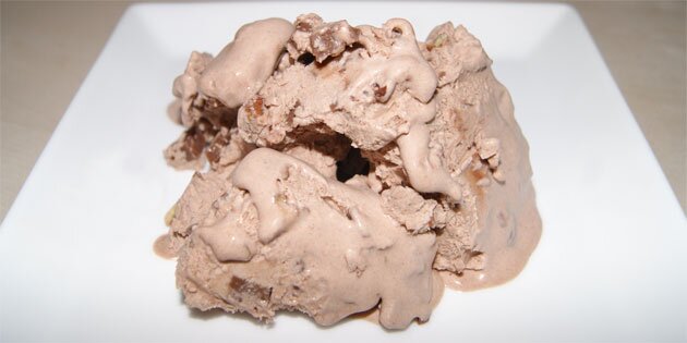 Indbydende ser den færdige chokoladeis ud.