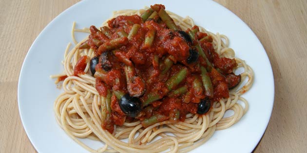 Vegetarretten anrettet på den kogte pasta.