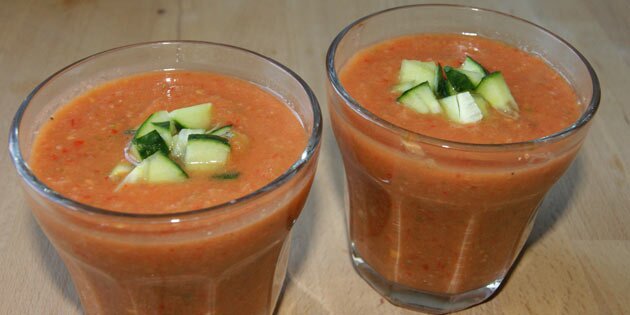 Gazpacho med agurketern på toppen.