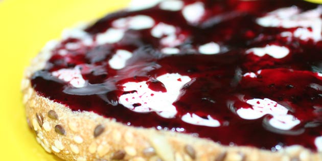 En lækker mad med den færdige solbærmarmelade.