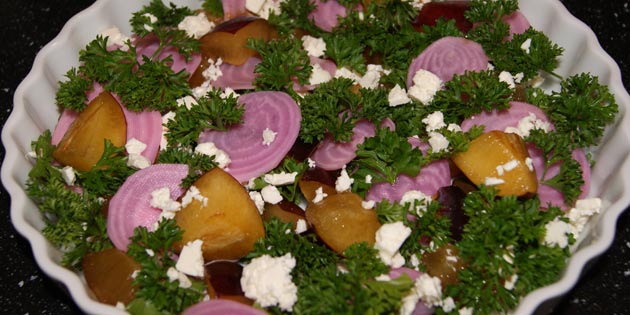 Frodig og farverig salat med bolsjebeder.