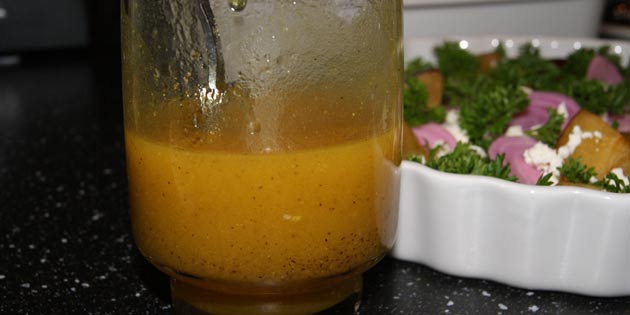 Nem dressing, som passer perfekt til salaten.