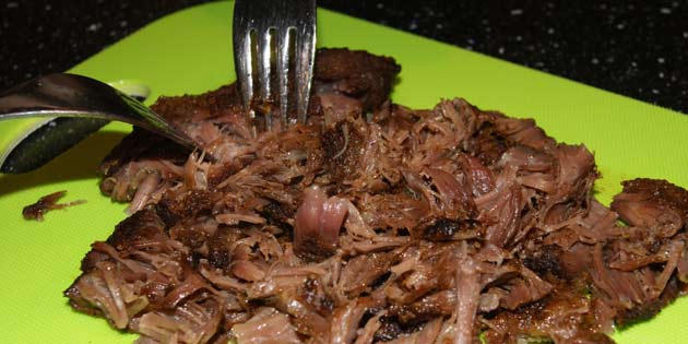 Kødet kan let trækkes fra hinanden, ligesom med pulled pork- nej faktisk endnu lettere.