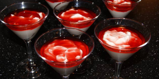 Ingredienserne anrettes i lag med skyr nederst.