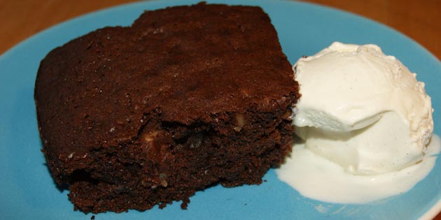 Den varme karamel brownie med god vaniljeis.
