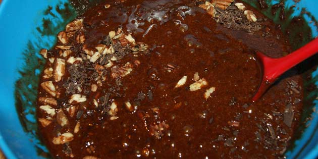 Alle ingredienserne røres forsigtigt sammen.