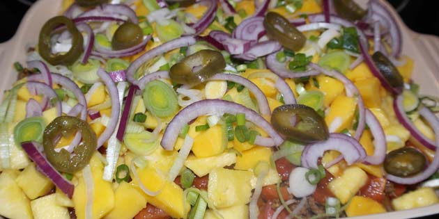 Med de mange farver stråler det tropiske fad indbydende.